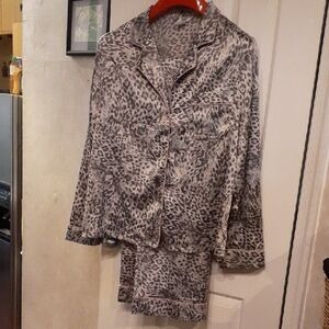 Jennifer Lopez Gray Leopard Satin Pajama Set, Size L/XL.